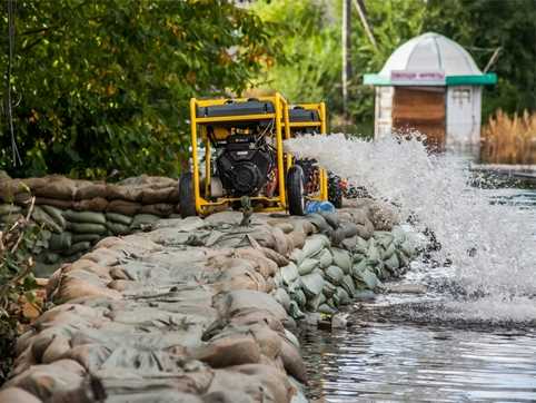 Втомилися тягати воду лійками? Вам допоможе насос для поливу з річки!